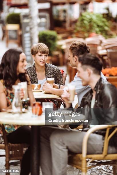 freunde alle zweisamkeit im restaurant - cafe draußen stock-fotos und bilder