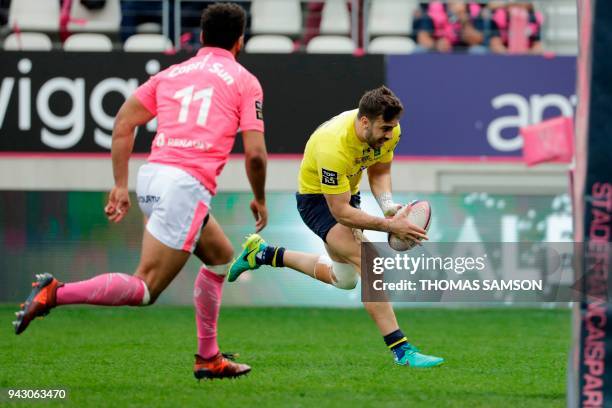 Clermont's Argentinian fly-half Patricio Fernandez scores a try during the French Top 14 rugby union match between Stade Francais and Clermont on...