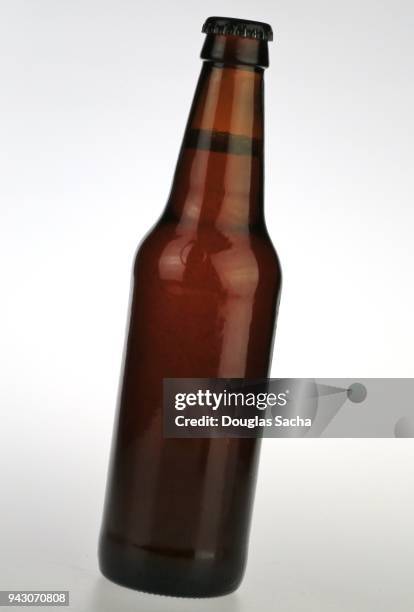 craft beer on a white background - pilsner - fotografias e filmes do acervo