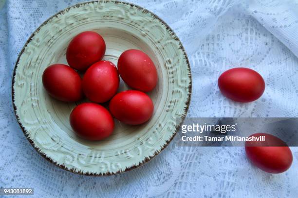 easter red eggs on plate - orthodox easter - tamar of georgia fotografías e imágenes de stock