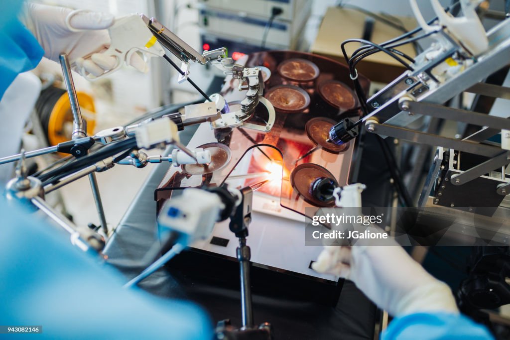 Estudantes de medicina praticando para cirurgia guiada