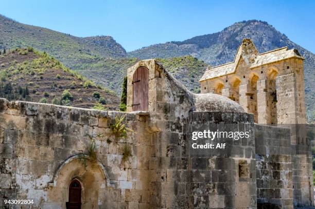 bellapais abbey, kyrenia, turkish-controlled northern cyprus - lancet arch fotografías e imágenes de stock