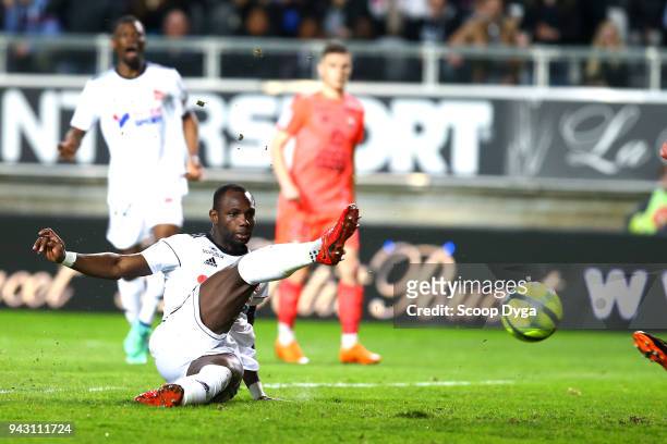 Moussa Konate of Amiens SC score a goal during the Ligue 1 match between Amiens SC and SM Caen at Stade de la Licorne on April 7, 2018 in Amiens, .