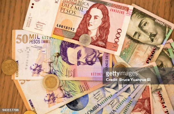 currency of colombia - colombia stockfoto's en -beelden