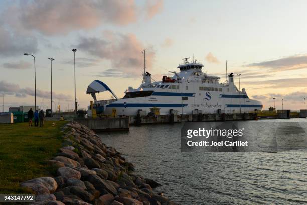 ferry de haapsalu à hiiumaa en estonie - hiiumaa photos et images de collection