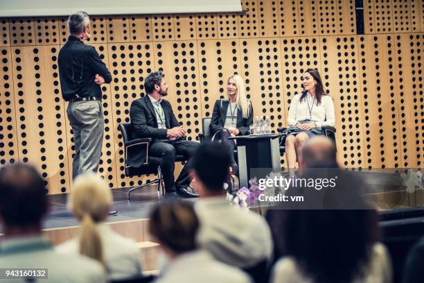 conference round table - entrevista evento imagens e fotografias de stock