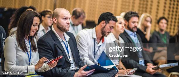 das publikum einen vortrag anhören - attending stock-fotos und bilder