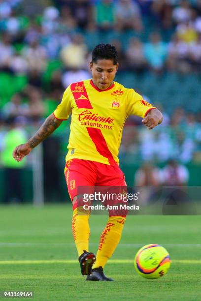 Raul Ruidiaz of Morelia kicks the ball during the 14th round match between Leon and Morelia as part of the Torneo Clausura 2018 Liga MX at Leon...