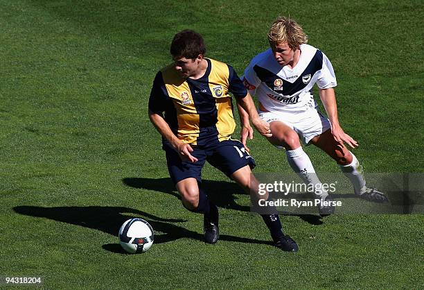 Brady Smith of the Mariners controls the ball ahead of Luke Pilkington of the Victory during the round 14 National Youth League match between the...