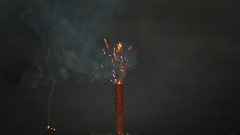 Burning fuse exploding firecracker 동영상 (943182936) - 게티이미지뱅크