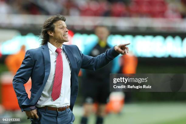 Matias Almeyda, coach of Chivas gives instructions to his players during the 14th round match between Chivas and Veracruz as part of the Torneo...