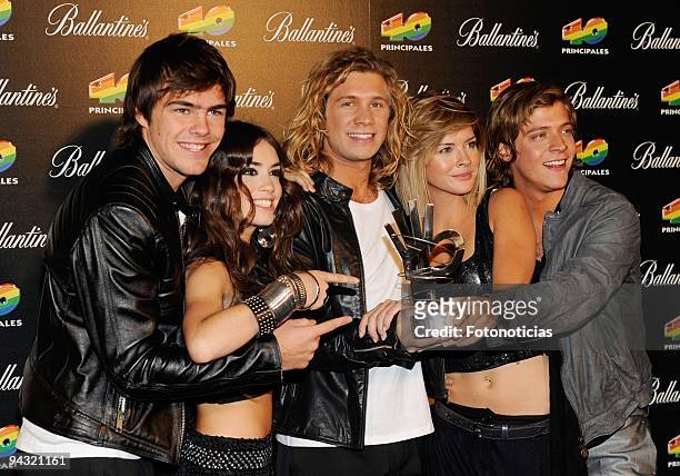 Peter Lanzani, Mariana Esposito, Nicolas Riera, Eugenia Suarez and Gaston Dalmau of "Teen Angels" attend the "40 Principales" Awards 2009 winners and...