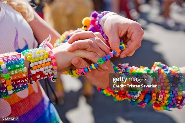 youth swapping beads bracelets - pulseira - fotografias e filmes do acervo