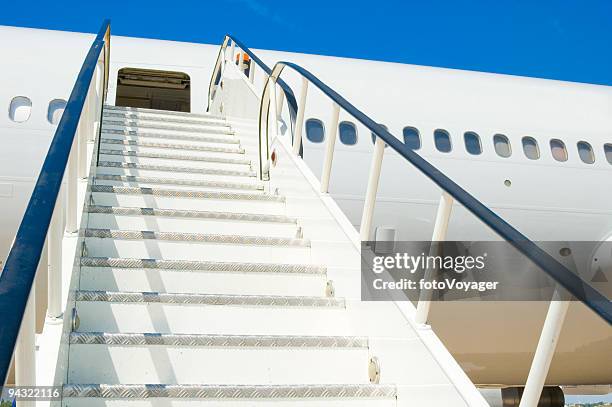 leere weiße passagiermaschine - boarding plane stock-fotos und bilder