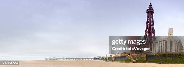 strand und pier, tower - blackpool tower stock-fotos und bilder