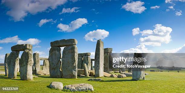 blue skies over stonehenge - stonehenge stockfoto's en -beelden