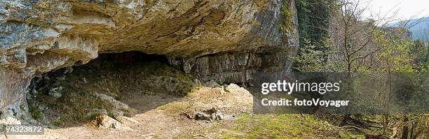 caverna e suspenso cliff - idade da pedra - fotografias e filmes do acervo