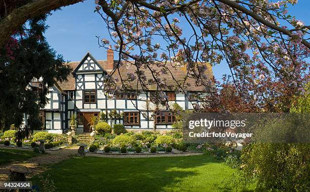 idyllische hause mit blossom - english cottage stock-fotos und bilder