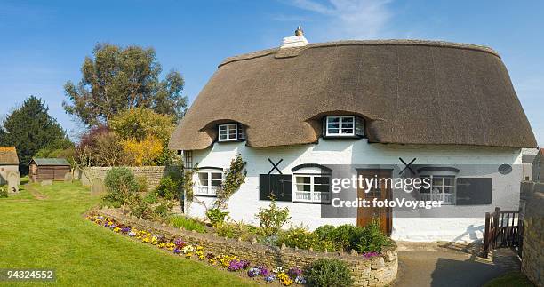 thatched cottage idyllique - toit de chaume photos et images de collection