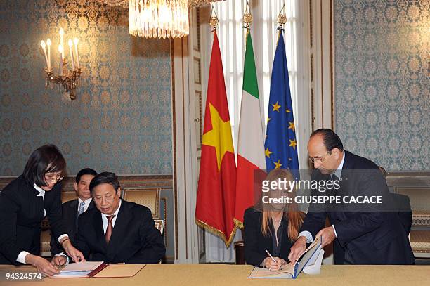 Italian Tourism Minister Michela Brambilla and Vietnamese Information and Cooperation Minister Le Doan Hop sign a touristic cooperation agreement in...