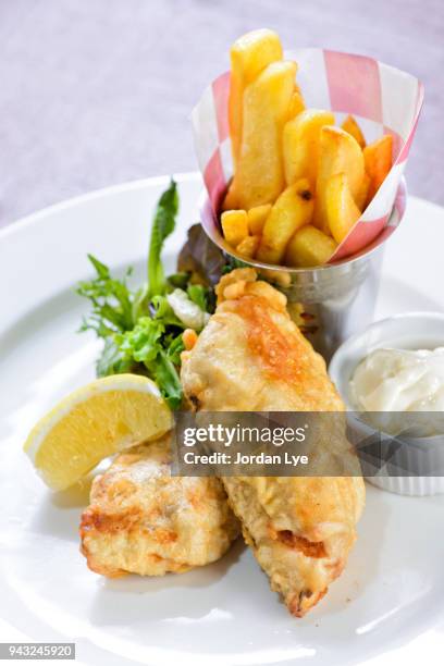 fish & chips - ausbackteig stock-fotos und bilder