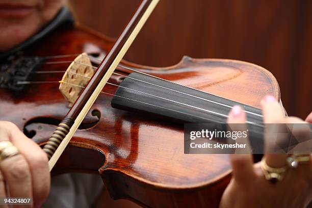suona il violino - violino foto e immagini stock