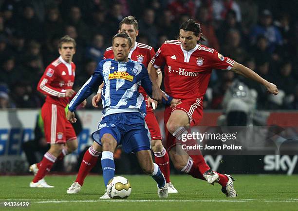 Daniel van Buyten of Bayern and Stanislav Sestak of Bochum battle for the ball during the Bundesliga match between VfL Bochum and FC Bayern Muenchen...