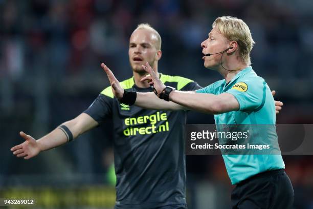 Jorrit Hendrix of PSV, referee Kevin Blom during the Dutch Eredivisie match between AZ Alkmaar v PSV at the AFAS Stadium on April 7, 2018 in Alkmaar...