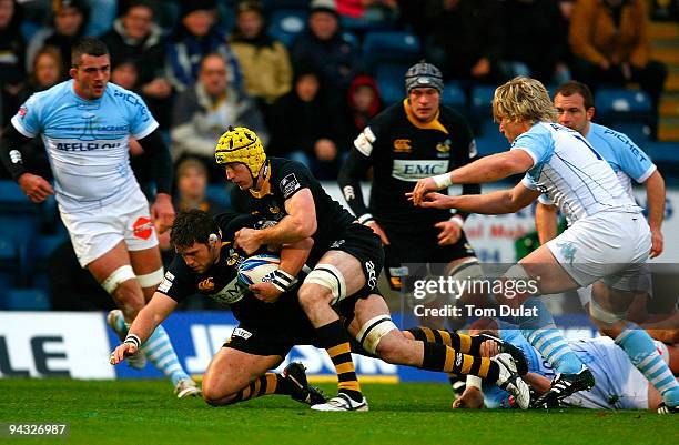 Ben Foster and Richard Birkett of London Wasps run through the Bayonne defence during the Amlin Challenge Cup match between London Wasps and Bayonne...