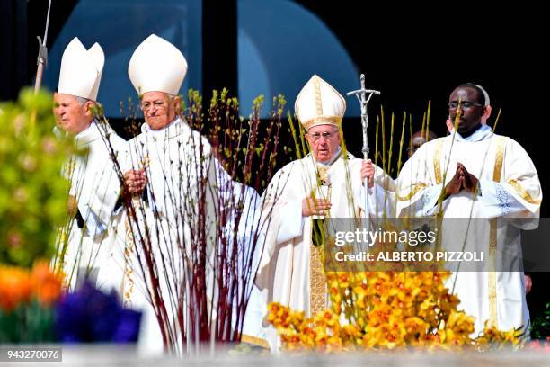 Pope Francis arrives to lead a mass on the second Sunday of Easter on April 8, 2018 at St Peter's square in Vatican. / AFP PHOTO / Alberto PIZZOLI