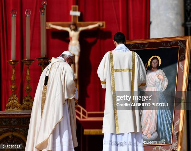 Pope Francis leads a mass on the second Sunday of Easter on April 8, 2018 at St Peter's square in Vatican. / AFP PHOTO / Alberto PIZZOLI