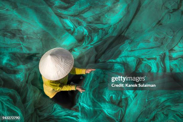 vietnam fishermen are repairing fishing nets - sa pa fotografías e imágenes de stock