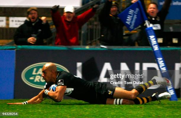 Tom Varndell of London Wasps scores his sides second try during the Amlin Challenge Cup match between London Wasps and Bayonne at Adams Park on...