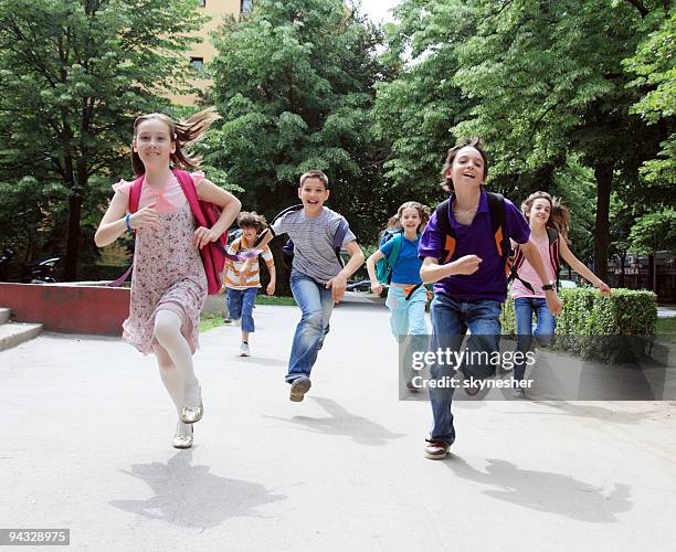 classmate alunos correr lá fora. - pasta escolar imagens e fotografias de stock