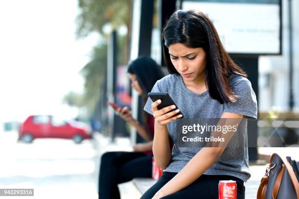 mujer puede beber y mensajes de texto en el teléfono móvil - tin can phone fotografías e imágenes de stock