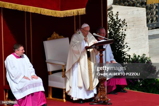 Pope Francis leads a mass on the second Sunday of Easter on April 8, 2018 at St Peter's square in Vatican. / AFP PHOTO / Alberto PIZZOLI