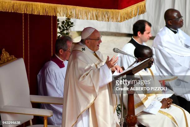 Pope Francis leads a mass on the second Sunday of Easter on April 8, 2018 at St Peter's square in Vatican. / AFP PHOTO / Alberto PIZZOLI