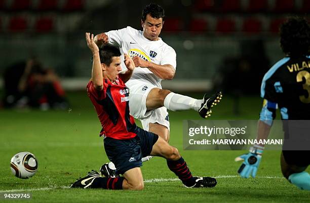 Fernando Navarro of Mexico's Atlante FC fights for the ball with Adam Dickinson of New Zealand's Auckland City during their 2009 FIFA Club World Cup...