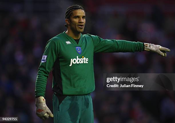 David James, goalkeeper of Portsmouth gives instructions during the Barclays Premier League match between Sunderland and Portsmouth at the Stadium of...