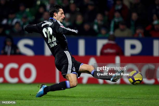 Kevin Kuranyi of Schalke scores his team's 1st goal during the Bundesliga match between Werder Bremen and FC Schalke 04 at the Weser stadium on...