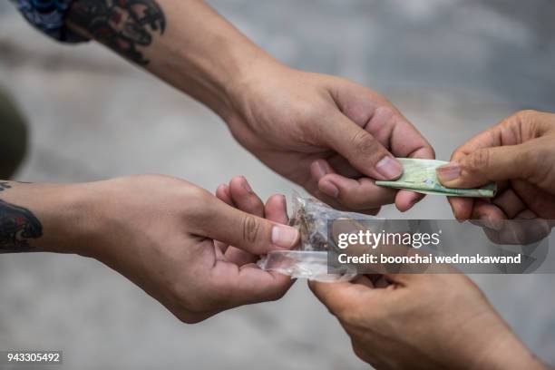 drug addict buying narcotics and paying - kaarten uitdelen stockfoto's en -beelden