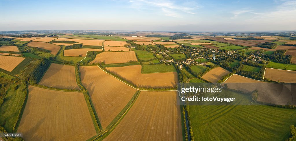 Veduta aerea panoramica sulla campagna coacervo di aziende di colture di campi