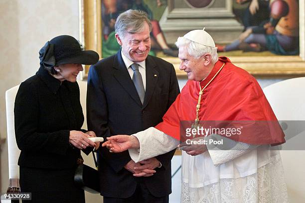 Pope Benedict XVI exchanges gifts with German President Horst Kohler and his wife Eva during their meeting at his library on December 5, 2009 in...