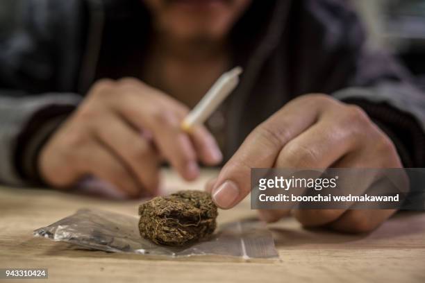 marijuana joint in the hand, drugs concept - drug delivery ストックフォトと画像