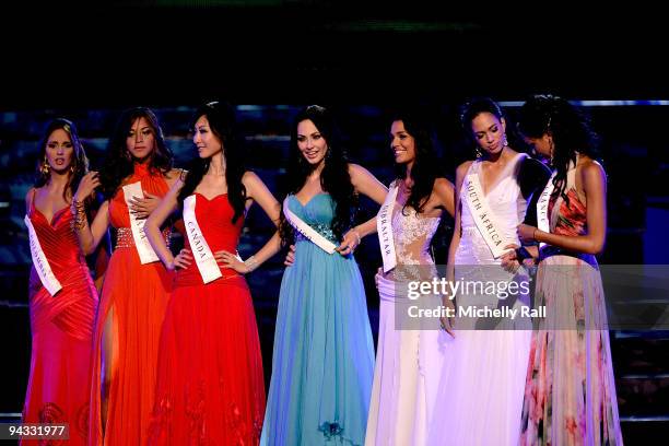 The seven Miss World 2009 finalists , Miss Colombia Daniela Lalinda, Miss Panama Nadege Herrera Vaques, Miss Canada Yanbing Ma, Miss Mexico Perla...