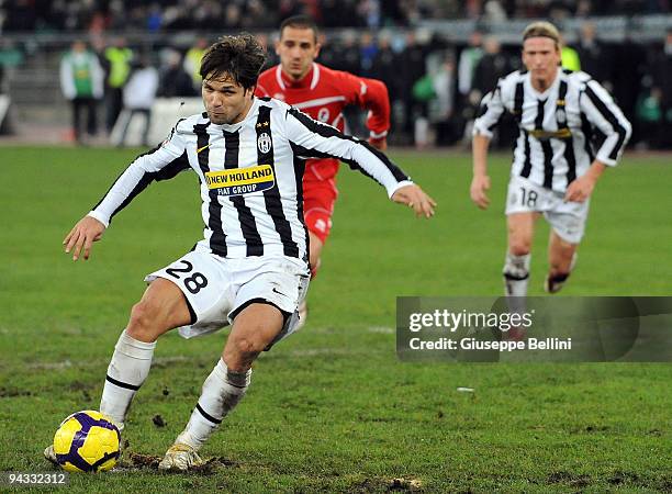 Diego of Juventus FC misses a penalty during the Serie A match between AS Bari and Juventus FC at Stadio San Nicola on December 12, 2009 in Bari,...