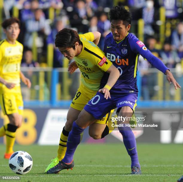 Kosei Shibasaki of Sanfrecce Hiroshima in action during the J.League J1 match between Kashiwa Reysol and Sanfrecce Hiroshima at Sankyo Frontier...