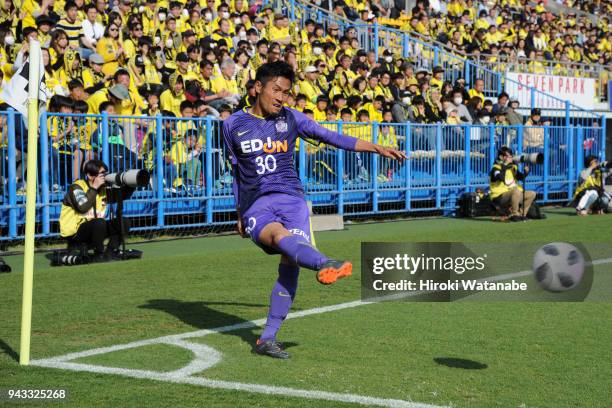 Kosei Shibasaki of Sanfrecce Hiroshima in action during the J.League J1 match between Kashiwa Reysol and Sanfrecce Hiroshima at Sankyo Frontier...