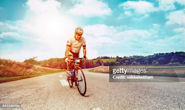 männliche radfahrer fahrradtouren professionelle rennen auf einem steilen hügel - mikkelwilliam stock-fotos und bilder