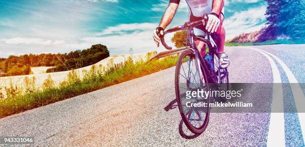 radprofi fährt seine rennen fahrrad schnell bergab - mikkelwilliam stock-fotos und bilder